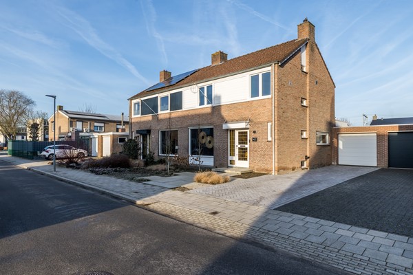 Foto - Te koop: Instapklare gemoderniseerde geschakelde 2 onder 1 kap woning met aanbouw, 3 slaapkamers, garage en een tuin in Voerendaal